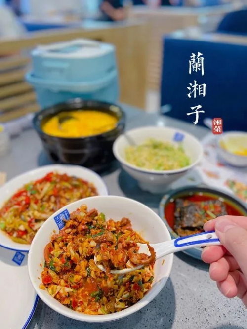 湘菜又出新黑马,他做小炒日翻台12次,逆势开出17家直营店!