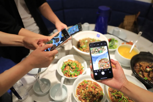 湘菜又出新黑马,他做小炒日翻台12次,逆势开出17家直营店!